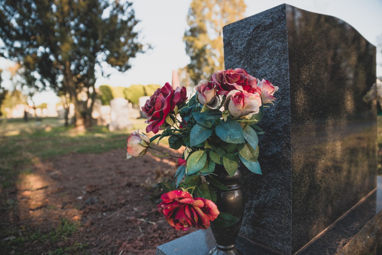 Comparing Memorial Urns for Human Ashes and Pet Urns: Key Differences