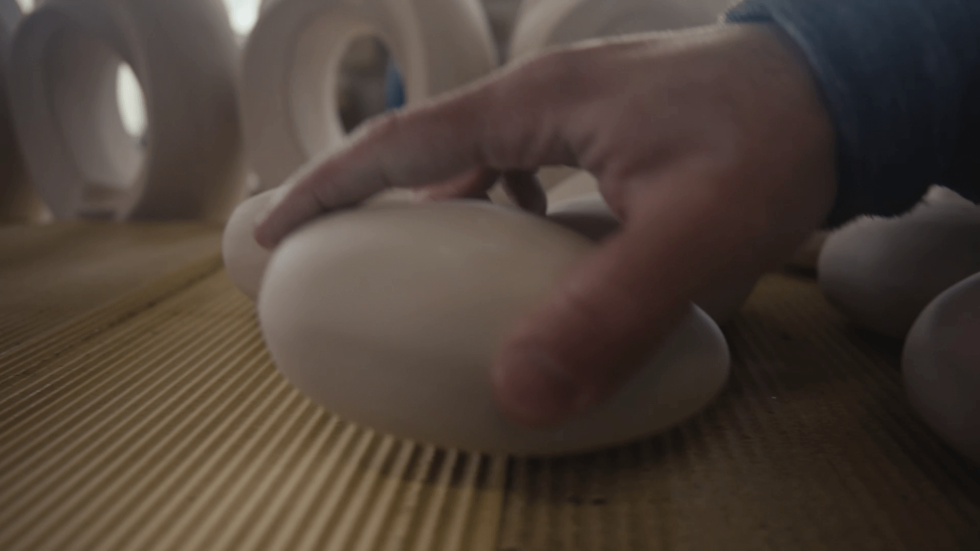 Załaduj wideo: Duże urny kremacyjne firmy Pulvis Art Urns