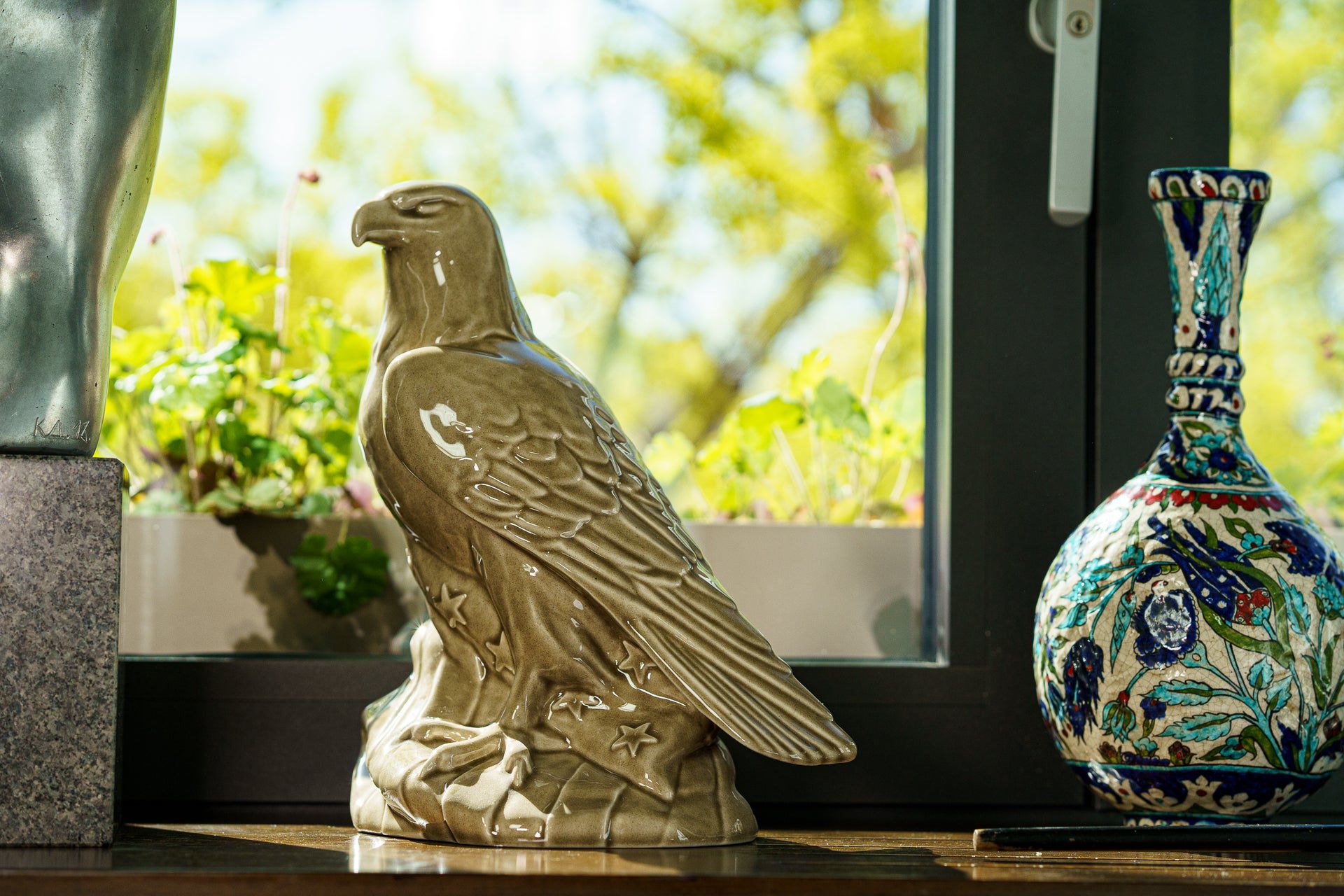 Aquilae Military Memorial For Cremation Ashes - Large | Beige Grey | Ceramic Urn - Pulvis Art Urns