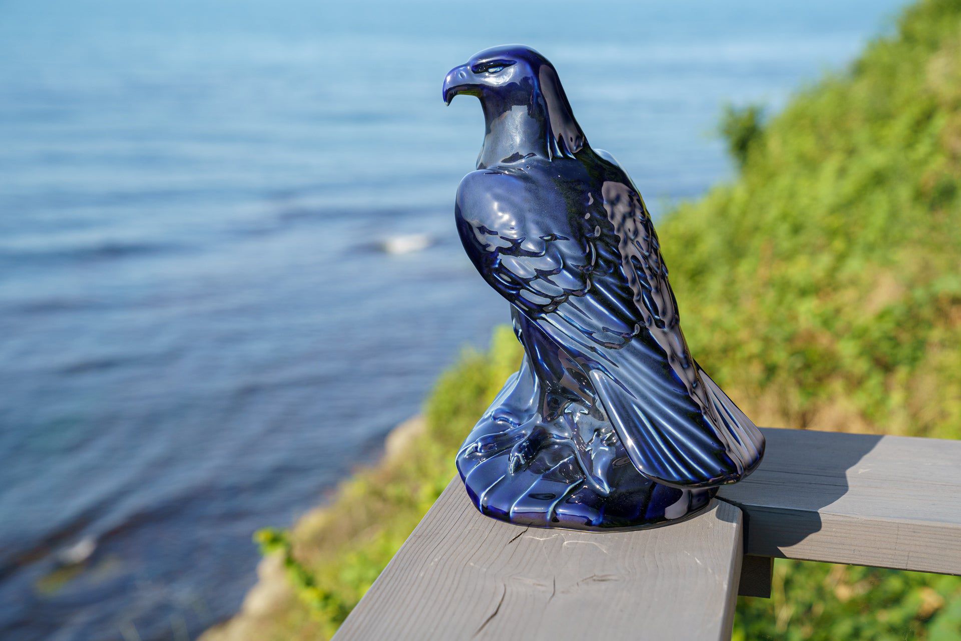 Load video: "Eagle Urn" by Pulvis Art Urns