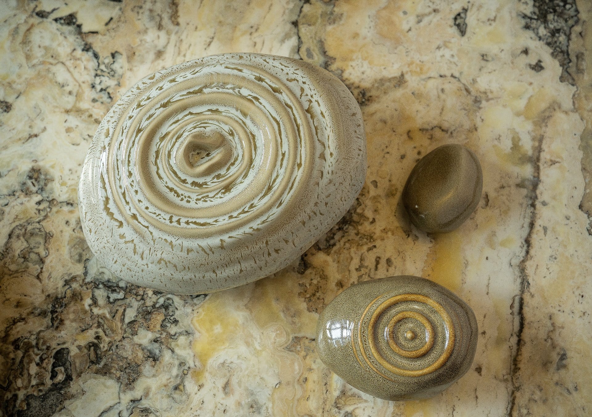 Set Of Ceramic Urns for Ashes "Resonance" - (Large urn + Keepsake) - Pulvis Art Urns