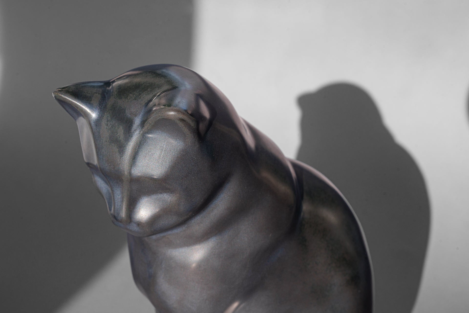 Mini Pet Urn for Ashes Neko - Dark Matte | Ceramic | Handmade Cat Urn - Pulvis Art Urns