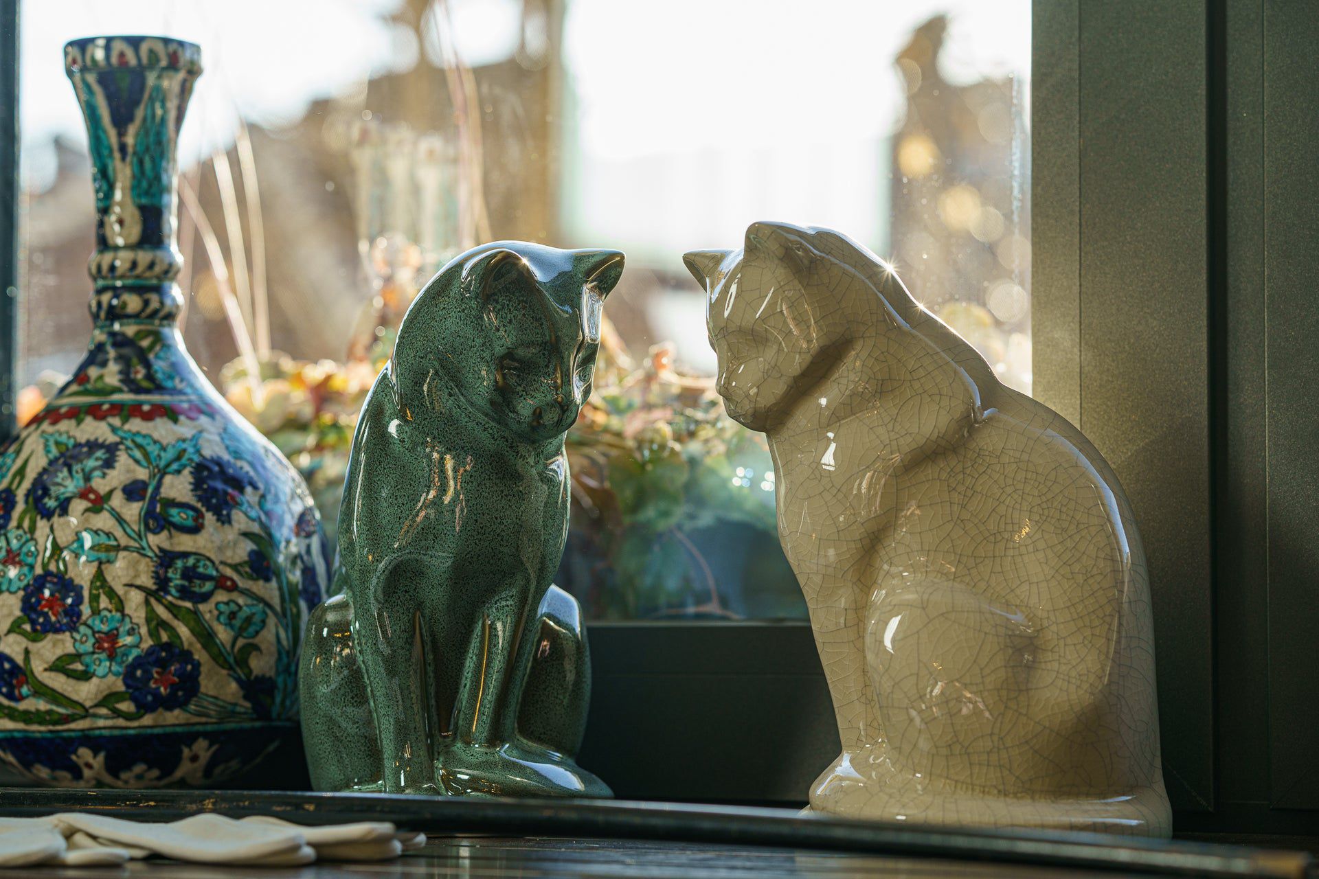Neko Pet Urn for Ashes - Dark Sand | Ceramic | Handmade Cat Urn - Pulvis Art Urns