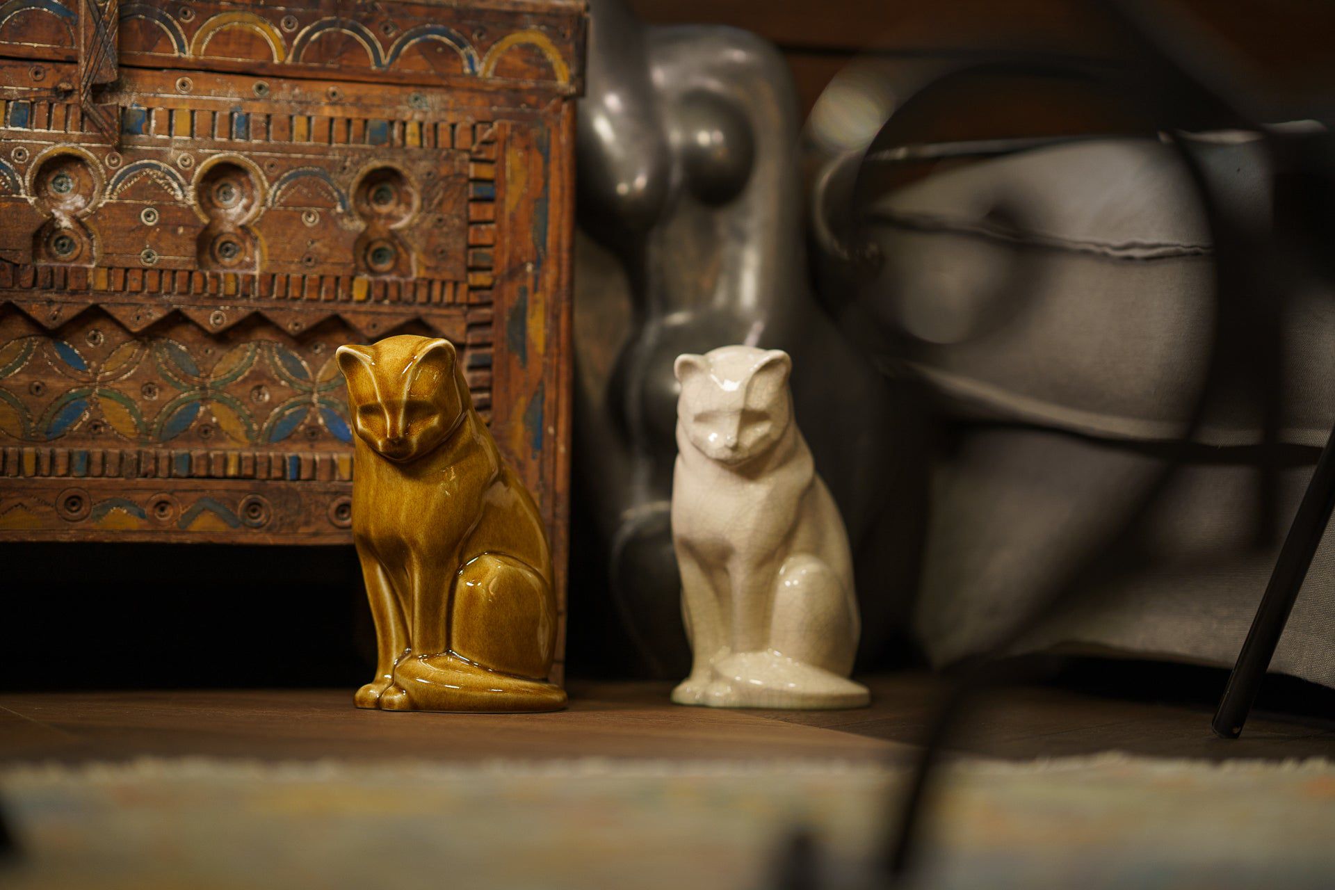 Neko Pet Urn for Ashes - Dark Sand | Ceramic | Handmade Cat Urn - Pulvis Art Urns