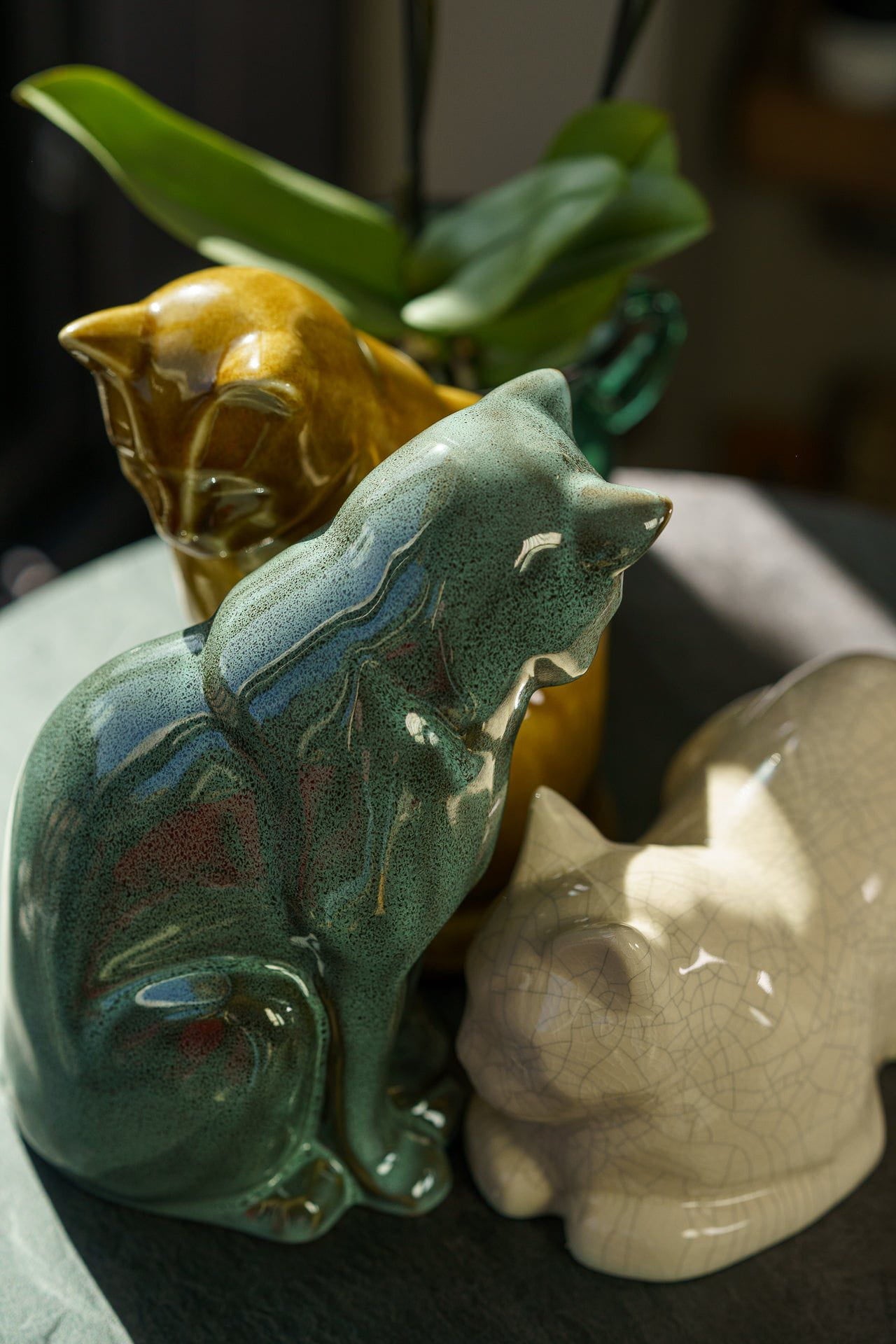 Neko Pet Urn for Ashes - Oily Green Melange | Ceramic | Handmade Cat Urn - Pulvis Art Urns