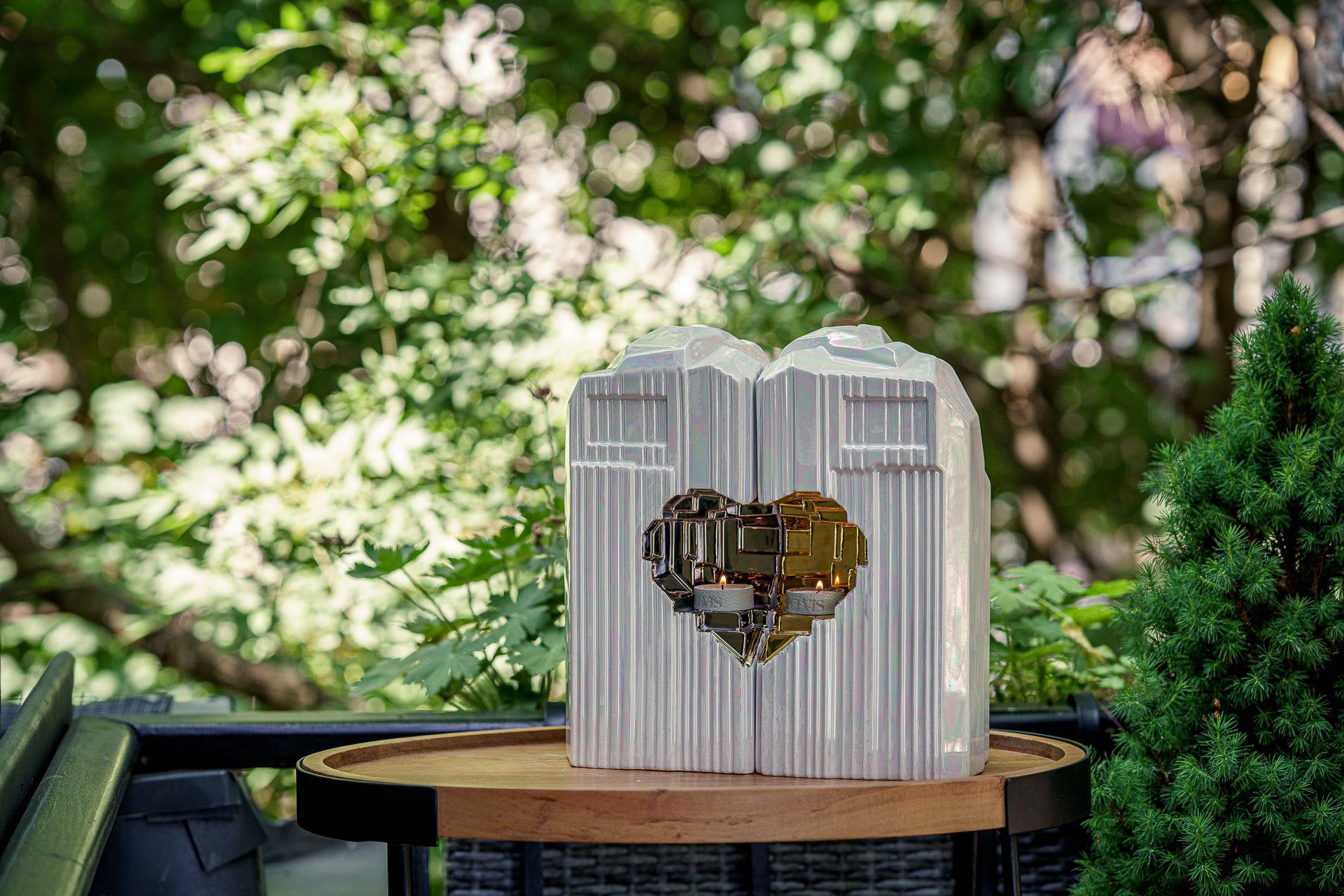 How Do You Choose the Right Urn for a Loved One's Ashes?