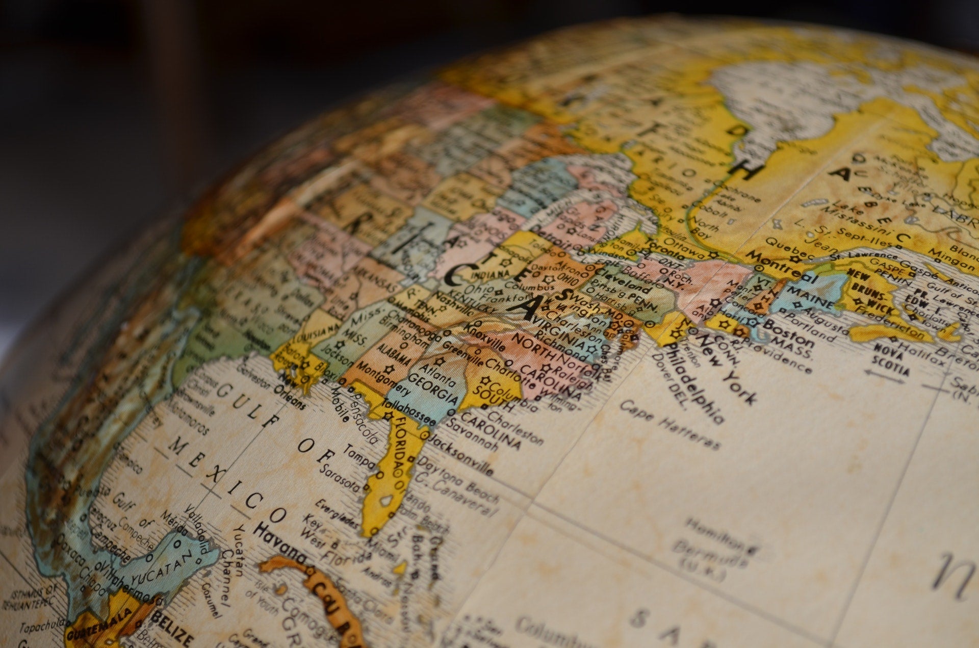 Image of a globe (Article by Pulvis Art Urns about cremation rate by countries)