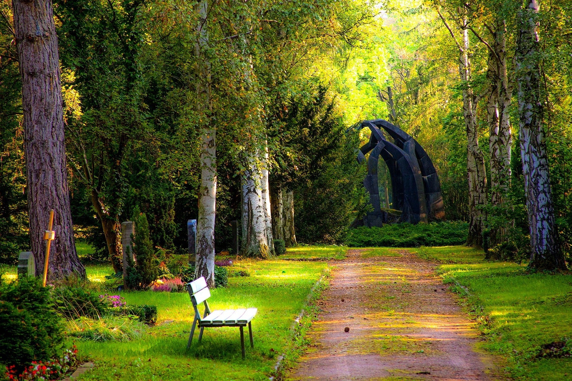 Cremation or Burial - How to decide? 2023 Guide