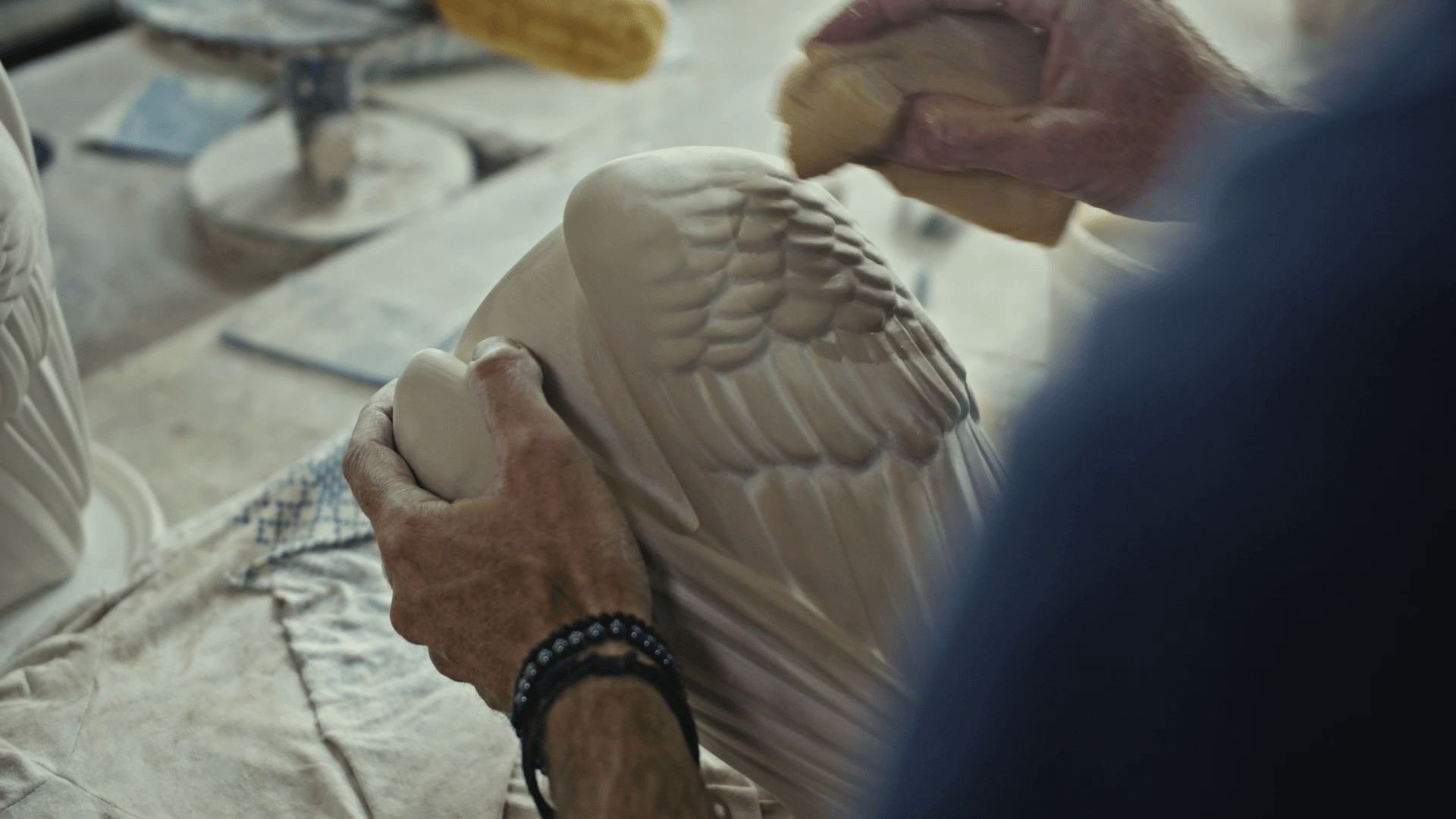 Załaduj wideo: Duże urny kremacyjne firmy Pulvis Art Urns
