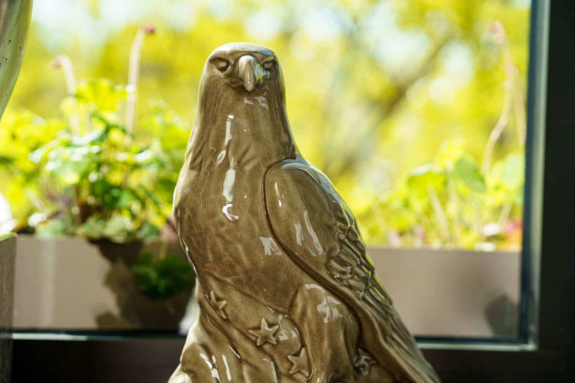 Aquilae Military Memorial For Cremation Ashes - Large | Beige Grey | Ceramic Urn - Pulvis Art Urns