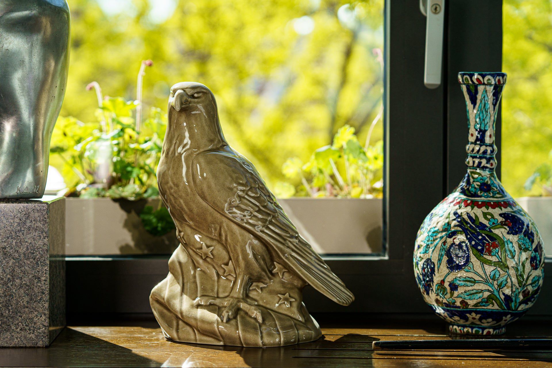 Aquilae Military Memorial For Cremation Ashes - Large | Beige Grey | Ceramic Urn - Pulvis Art Urns