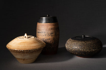 Pottery Wheel Urn for Ashes "Superious" - Large | Black matte | Ceramic - Pulvis Art Urns