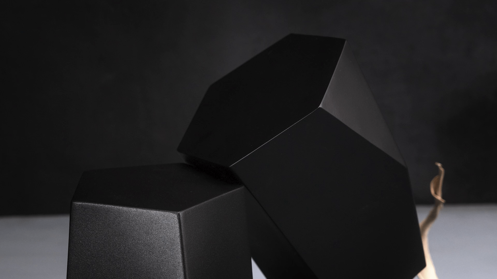 Handmade Urn "Crystal" - Stainless Steel | Pearly Black - Pulvis Art Urns