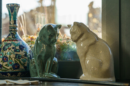 Neko Pet Urn for Ashes - Dark Sand | Ceramic | Handmade Cat Urn - Pulvis Art Urns